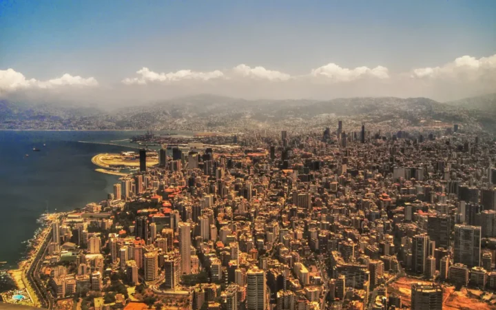 هل التُقط مقطع الاستماع لأغان تمجد رئيس النظام البائد في مدينة اللاذقية؟